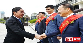 董事長李春波進(jìn)京受獎(jiǎng)，市委書記、市長歡送！