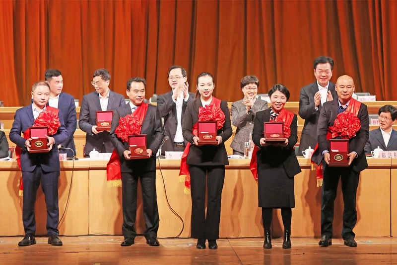 1614130575276399MFfT.jpg 董事長上臺領獎.jpg