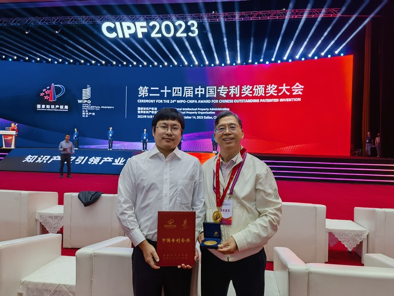 1697438241251645ZQyS.jpg 會(huì)后小李總和第一發(fā)明人謝教授合影-攝影陳靜.jpg