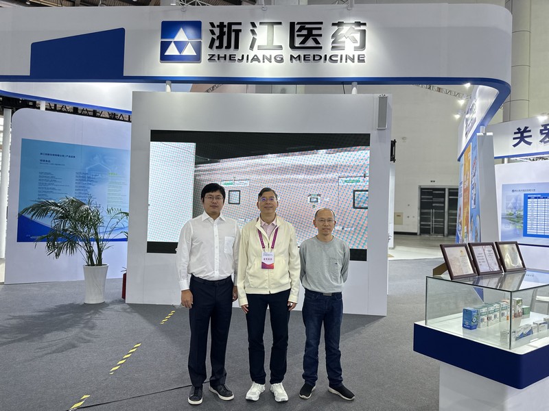 1697438261640852dGDU.jpg 小李總和發(fā)明人謝恬教授許新德博士合影-攝影陳靜.jpg