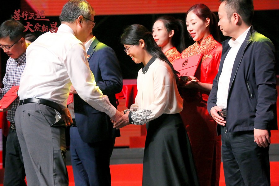 1698646413445721f9At.jpg 頒獎.jpg